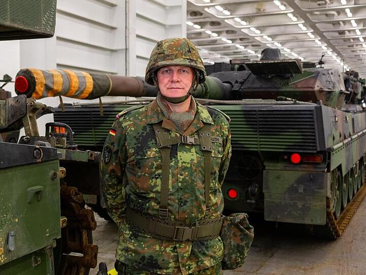 Ullrich Spannuth, Kommandeur der Panzerlehrbrigade 9, vor einem Kampfpanzer vom Typ Leopard 2.