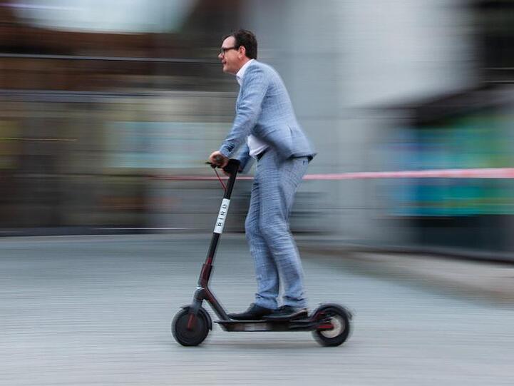 E-Tretroller des US-amerikanischen E-Scooter-Sharing Anbieters "Bird".