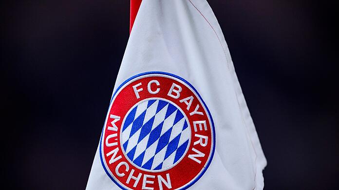 Das Logo des FC Bayern München ist auf einer Eckfahne zu sehen.