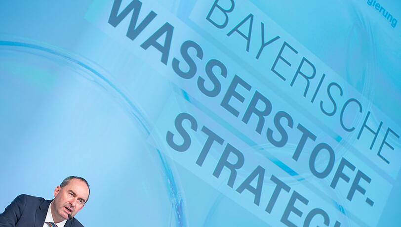 Wirtschaftsminister Hubert Aiwanger im Jahr 2020 bei der Vorstellung der bayerischen Wasserstoffstrategie. (Archivbild)