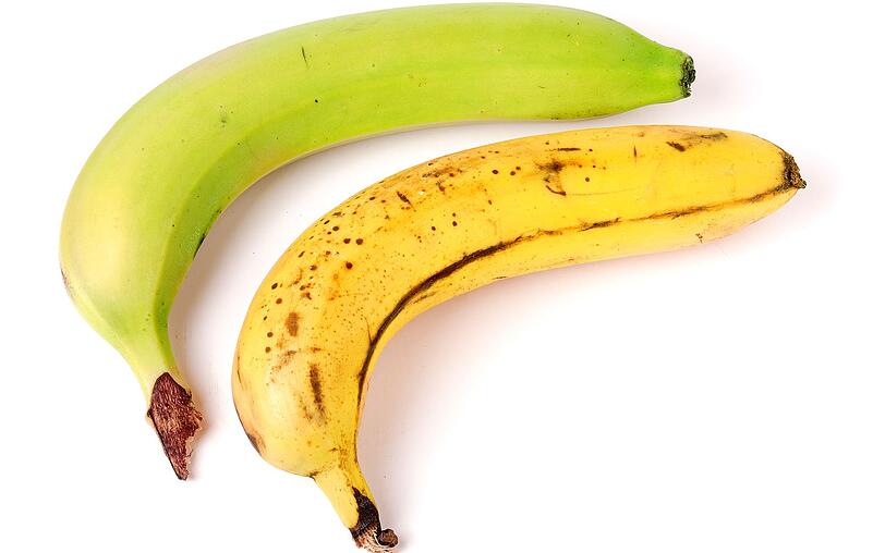 Wohl die meisten erkennen unreife, reife und überreife Bananen anhand der Farbe: grün, gelb, braun sind die Schritte. Doch eigentlich sind die braunen Flecken (nicht Druckstellen) und ein brauner Stiel Indizien für die Reife. Erst zu diesem Zeitpunkt sind Bananen die perfekten Energiespender. Wohl die meisten erkennen unreife, reife und überreife Bananen anhand der Farbe: grün, gelb, braun sind die Schritte. Doch eigentlich sind die braunen Flecken (nicht Druckstellen) und ein brauner Stiel Indizien für die Reife. Erst zu diesem Zeitpunkt sind Bananen die perfekten Energiespender.