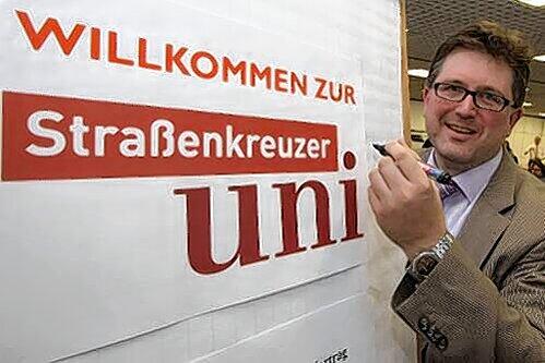 Dozent der Obdachlosen-Uni: Professor Hans Kudlich beantwortete am Mittwoch die Frage: &bdquo;Wozu brauchen wir Gesetze?"