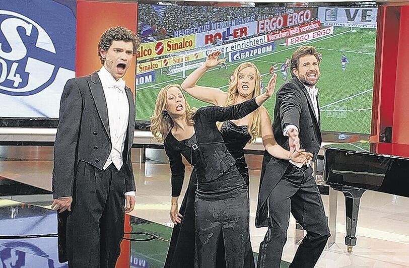 Es ist eben mal etwas Anderes: Das Opern-Improvisationsensemble "La Triviata" in Frack und schwarzem Abendkleid am Samstagabend im "Sky"-Studio.