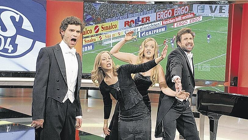 Es ist eben mal etwas Anderes: Das Opern-Improvisationsensemble "La Triviata" in Frack und schwarzem Abendkleid am Samstagabend im "Sky"-Studio.