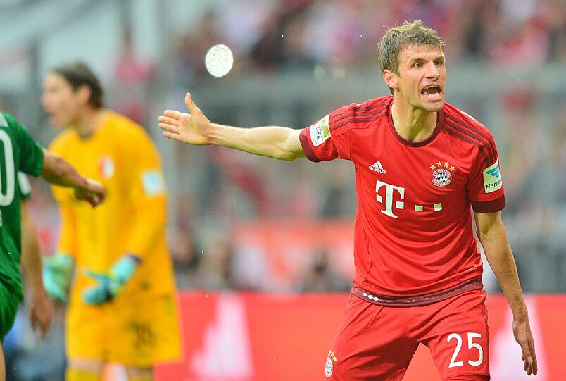 Am Samstag gegen Augsburg präsentierten die Bayern erstmals ihr Trikot für die neue Saison. Die Bilder zum Durchklicken!