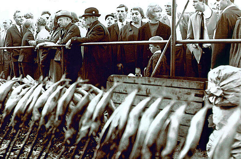 Etwa 1968: Im schicken Zwirn und mit Krawatte ging es damals auf die Auer Dult zum Steckerlfischessen.