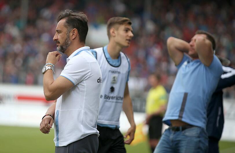 Das rettende Ufer, es war so nah. Doch jetzt ging das Zittern erst los. Sechs Minuten vor dem Ende erzielte Bielefeld durch Börner den Ausgleich gegen Dresden. Die Löwen mussten also gewinnen, um sicher in der Liga zu bleiben.