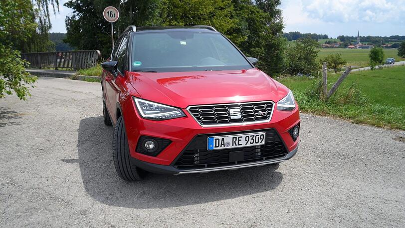 Der Arona basiert auf dem Seat Ibiza - und bringt als TGI den Gasantrieb ins boomende Segment der kleineren SUV.