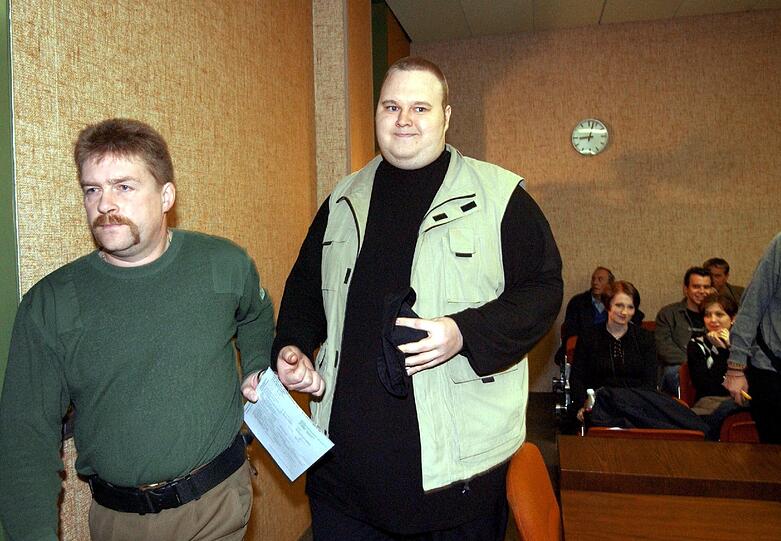 Gut einen Monat nach seiner Festnahme in Neuseeland ist der deutsche Betreiber der Internetplattform Megaupload, Kim Schmitz, gegen Kaution aus dem Gefängnis entlassen worden.Zu den gegen Dotcom verhängten Auflagen gehört, dass er bis auf weiteres weder das Internet noch Hubschrauber benutzt und sich nicht unangemeldet von seinem Anwesen nördlich von Auckland entfernt. Hier sehen Sie Bilder aus dem Leben eines Internet-Millionärs.
