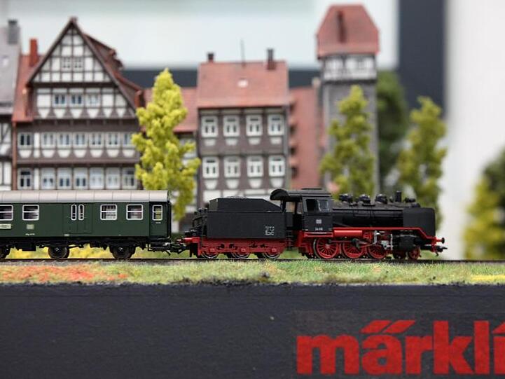 Eine Modelleisenbahn von Märklin fährt auf einer Spielwarenmesse an einer Stadtkulisse vorbei. Foto: Daniel Karmann/Archiv