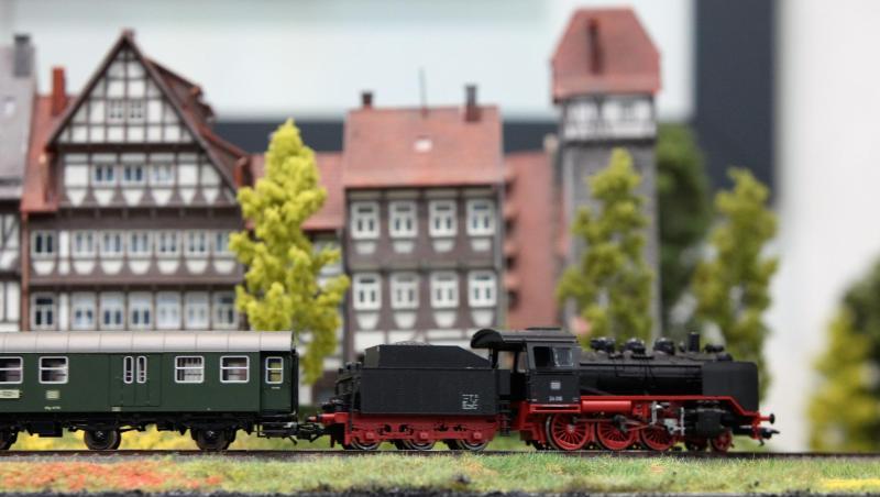 Eine Modelleisenbahn von Märklin fährt auf einer Spielwarenmesse an einer Stadtkulisse vorbei. Foto: Daniel Karmann/Archiv Eine Modelleisenbahn von Märklin fährt auf einer Spielwarenmesse an einer Stadtkulisse vorbei. Foto: Daniel Karmann/Archiv