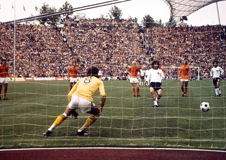 Schuss des Lebens: Breitner verwandelt im WM-Finale 1974 den Elfer gegen die Niederlande zum 1:1, Deutschland siegt 2:1.