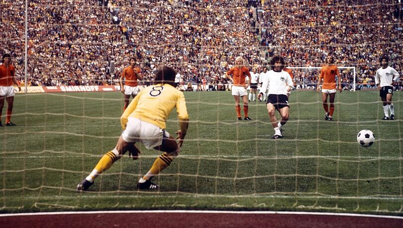 Schuss des Lebens: Breitner verwandelt im WM-Finale 1974 den Elfer gegen die Niederlande zum 1:1, Deutschland siegt 2:1. Schuss des Lebens: Breitner verwandelt im WM-Finale 1974 den Elfer gegen die Niederlande zum 1:1, Deutschland siegt 2:1.
