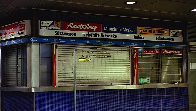 Ein Bauzaun soll im U-Bahnhof Hasenbergl vor Vandalismus schützen. Ein Bauzaun soll im U-Bahnhof Hasenbergl vor Vandalismus schützen.