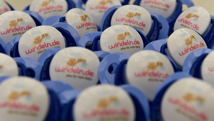 Babyschnuller des Online-Händlers Windeln.de liegen auf einem Tisch.
