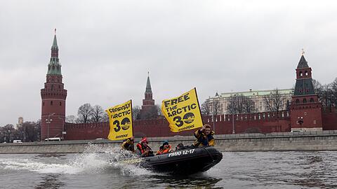 Greenpeace-Aktivisten bei einer Aktion am 06.11.2013 in Moskau.