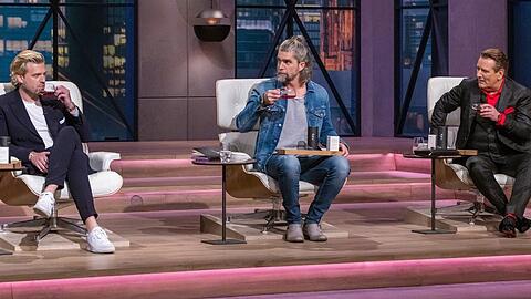 Die Investoren (v.l.) Tillman Schulz, Nils Glagau und Ralf Dümmel nehmen den natürlichen Libido-Booster von "Ruby" genau unter die Lupe.