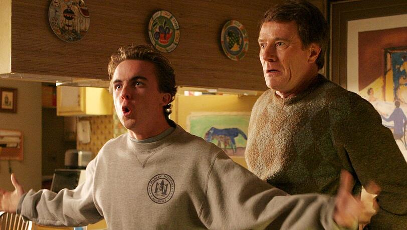 Pflegen offenbar noch immer ein famili&auml;res Verh&auml;ltnis: Bryan Cranston (r.) und Frankie Muniz.