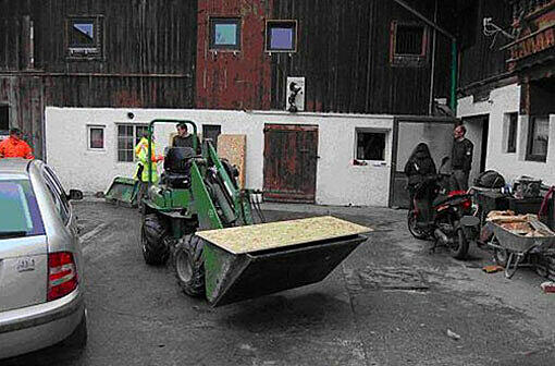 In Aying wurde ein Landwirt von 18 Spanplatten eingequetscht