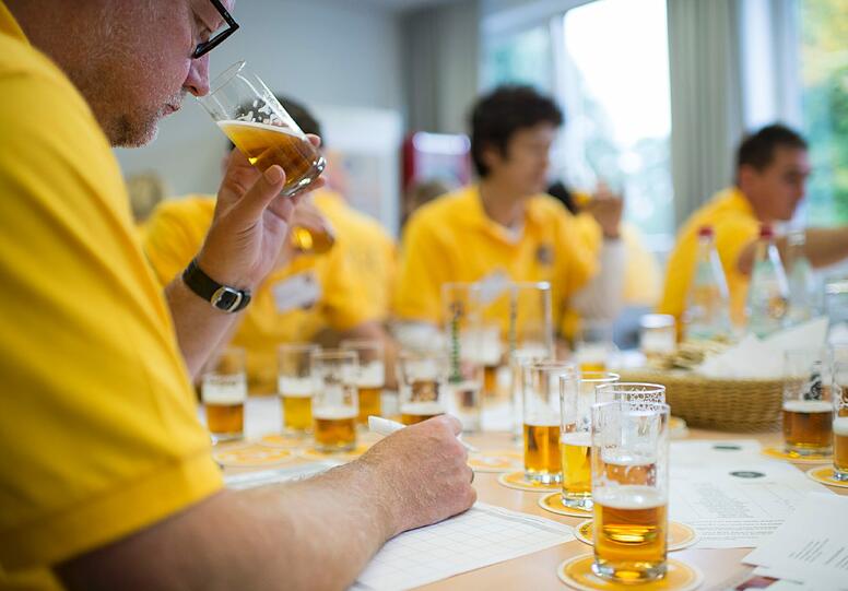 Insgesamt 102 Bier-Experten verkosten in Gräfelfing 1366 Biere aus 45 Laendern in 50 verschiedenen Kategorien. Am European Beer Star duerfen Braueren aus der ganzen Welt teilnehmen die nach der traditionellen, europaeischen Brauart Bier herstellen. Der Gewinner wird am 14.11.12 auf der Brau Beviale in Nuernberg bekannt gegeben.