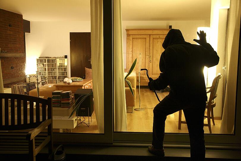 Am helllichten Tag räumte ein Einbrecher eine Wohnung aus - die Bewohner saßen auf der Terrasse.