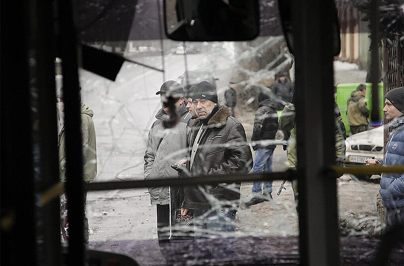 Die offizielle Zahl der Toten beläuft sich auf 13. Die Kämpfe in der Ostukraine nehmen kein Ende.