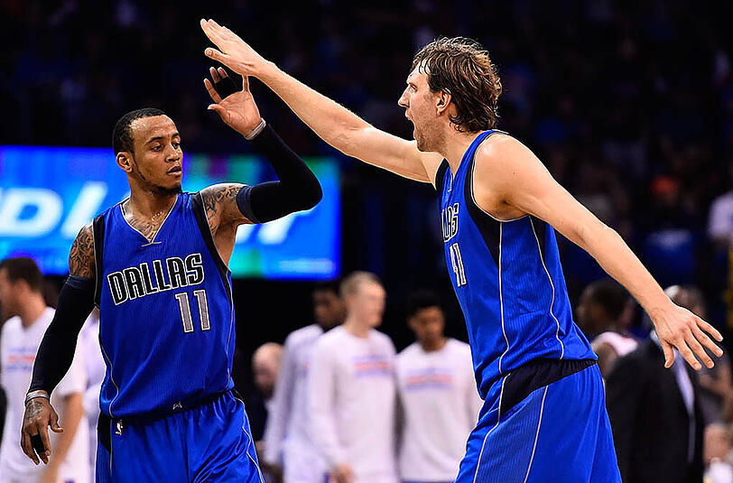 Der deutsche NBA-Superstar Dirk Nowitzki (r.) konnte sich mit seinen Dallas Mavericks gegen die Oklahoma City Thunder durchsetzen. Zuletzt verloren die Texander zwei Spiele in Folge.