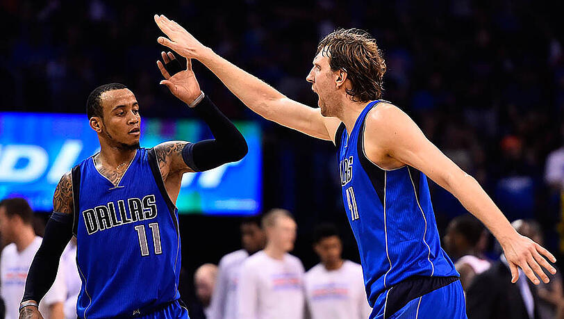 Der deutsche NBA-Superstar Dirk Nowitzki (r.) konnte sich mit seinen Dallas Mavericks gegen die Oklahoma City Thunder durchsetzen. Zuletzt verloren die Texander zwei Spiele in Folge. Der deutsche NBA-Superstar Dirk Nowitzki (r.) konnte sich mit seinen Dallas Mavericks gegen die Oklahoma City Thunder durchsetzen. Zuletzt verloren die Texander zwei Spiele in Folge.