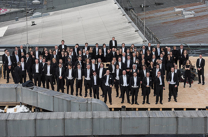 Die Musiker des Sinfonieorchesters des Bayerischen Rundfunks posieren für ein Gruppenfoto auf einem Dach an der Kultfabrik im neuen Werksviertel.