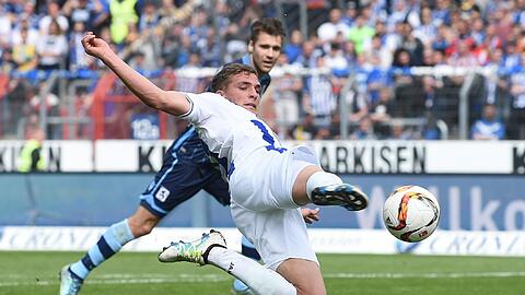 Meist einen Schritt zu spät: Der TSV 1860, hier Rechtsverteidiger Gary Kagelmacher im Duell mit Karlsruhes Prömel, verloren beim KSC mit 1:3.