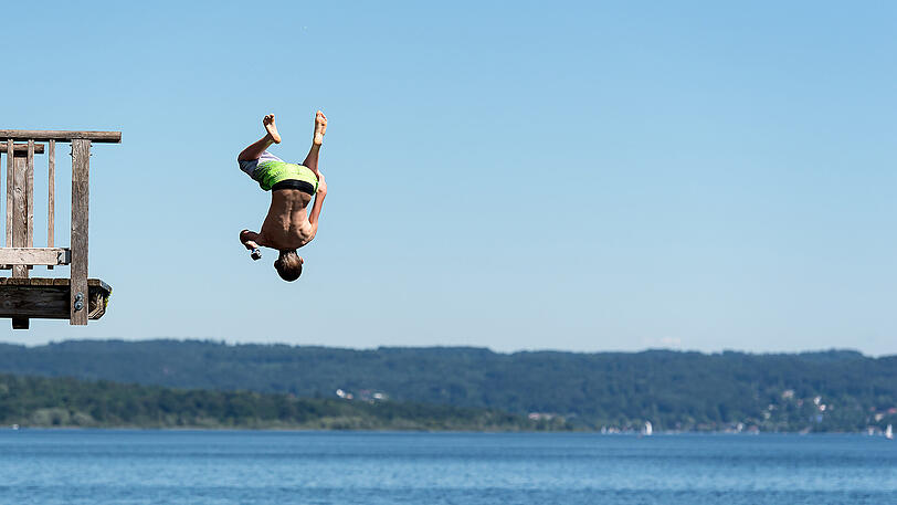 Noch kann so ein Sprung vom Uttinger Turm mit einem Schreck enden: Der Ammersee ist schon noch recht kühl.