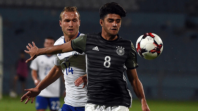 DFB-Akteur Mahmoud Dahoud (rechts) im Zweikampf mit dem israelischen Spieler Dan Glazer.