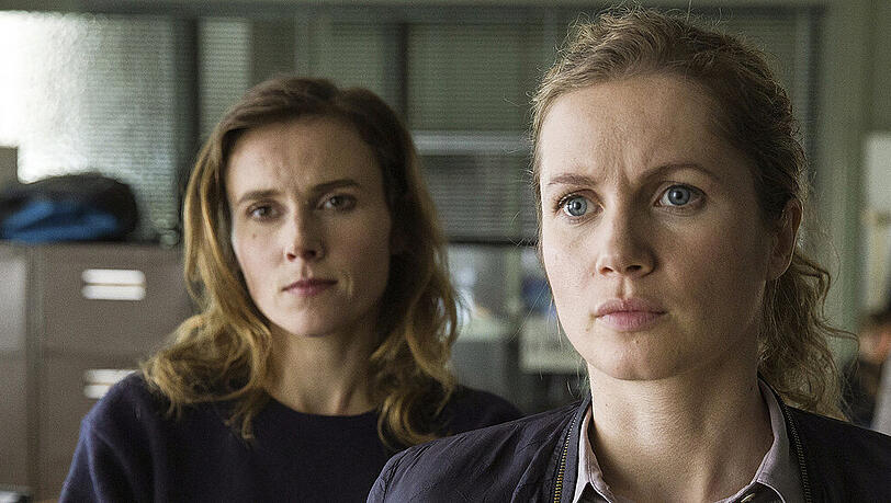 Winkler (Cornelia Gröschel, r.) und Gorniak (Karin Hanczewski) versuchen den Hergang der Tatnacht zu rekonstruieren Winkler (Cornelia Gröschel, r.) und Gorniak (Karin Hanczewski) versuchen den Hergang der Tatnacht zu rekonstruieren