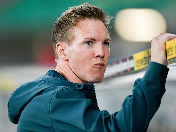Hoffenheims Trainer Julian Nagelsmann steht im Stadion. Foto: Uwe Anspach/Archivbild