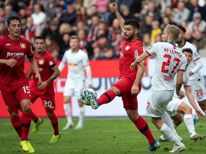 Leverkusens Kevin Volland (M) und Julian Baumgartlinger (l) und Leipzigs Konrad Laimer im Kampf um den Ball.