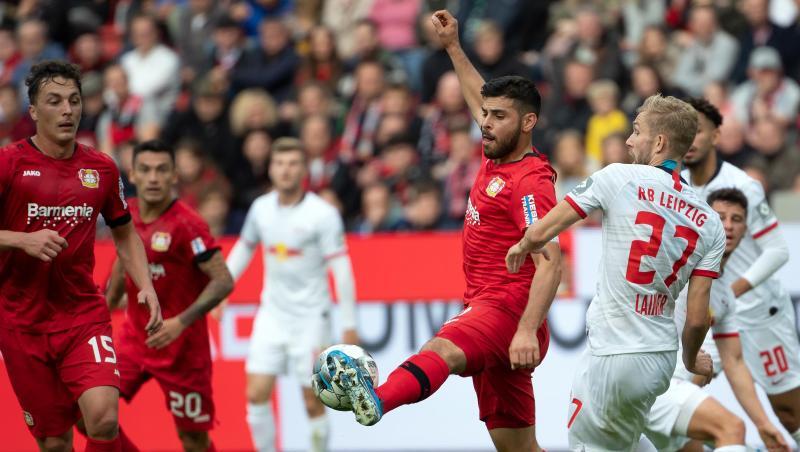 Leverkusens Kevin Volland (M) und Julian Baumgartlinger (l) und Leipzigs Konrad Laimer im Kampf um den Ball. Leverkusens Kevin Volland (M) und Julian Baumgartlinger (l) und Leipzigs Konrad Laimer im Kampf um den Ball.