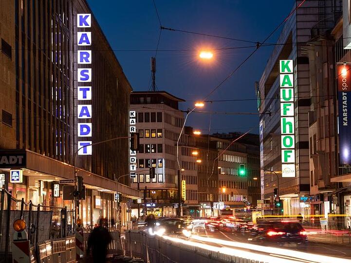 Bei der kriselnden Kaufhauskette Kaufhof sollen im Zuge der Fusion mit dem Rivalen Karstadt rund 2600 Stellen abgebaut werden.