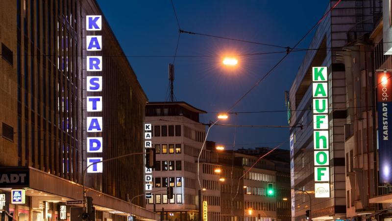 Bei der kriselnden Kaufhauskette Kaufhof sollen im Zuge der Fusion mit dem Rivalen Karstadt rund 2600 Stellen abgebaut werden. Bei der kriselnden Kaufhauskette Kaufhof sollen im Zuge der Fusion mit dem Rivalen Karstadt rund 2600 Stellen abgebaut werden.