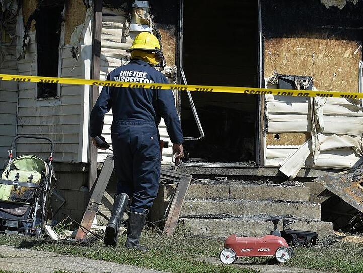 Ein Feuerwehrmann am Unglücksort in Erie im US-Staat Pennsylvania.
