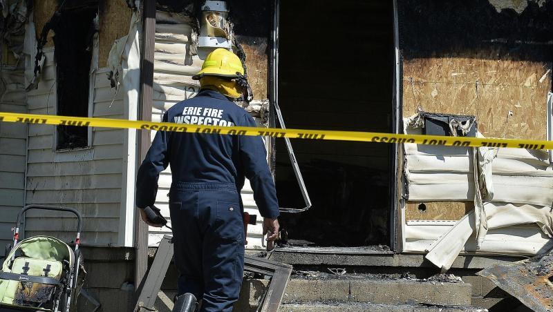 Ein Feuerwehrmann am Unglücksort in Erie im US-Staat Pennsylvania. Ein Feuerwehrmann am Unglücksort in Erie im US-Staat Pennsylvania.
