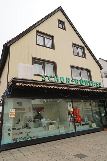 Traditionsstandort in einer dörflichen Ecke von Denning: das Schuhhaus Ruhfass.