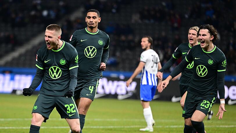 Der Wolfsburger Mattias Svanberg (l) jubelt nach seinem Führungstreffer in Berlin.