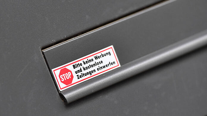 Nicht immer wird der per Aufkleber geäußerte Wunsch von Werbungszustellern akzeptiert. (Symbolbild)