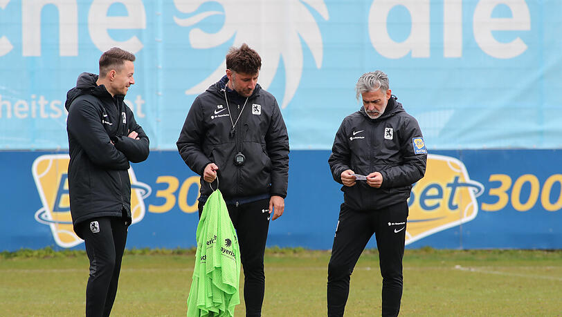 Ausgerechnet im Spitzenspiel muss der Löwe kräftig improvisieren: Allen voran Trainer Maurizio Jacobacci (r.), der gegen den Jahn Regensburg von der Tribüne zuschauen muss.