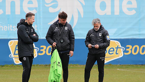 Ausgerechnet im Spitzenspiel muss der Löwe kräftig improvisieren: Allen voran Trainer Maurizio Jacobacci (r.), der gegen den Jahn Regensburg von der Tribüne zuschauen muss.