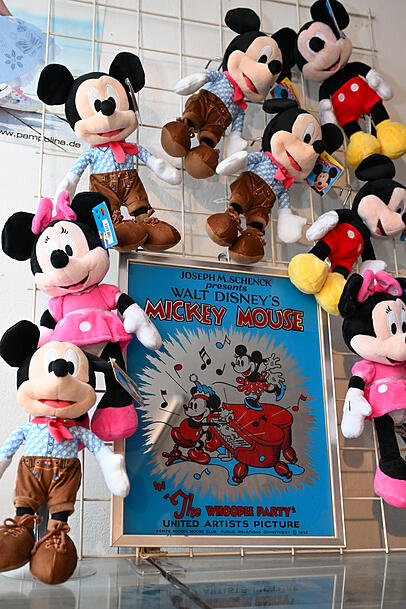 Einer der ersten Läden in München mit Mickey-Maus-Merchandise: Auch heute zieren noch ein paar der ikonischen Plüschfiguren den Laden. Einer der ersten Läden in München mit Mickey-Maus-Merchandise: Auch heute zieren noch ein paar der ikonischen Plüschfiguren den Laden.