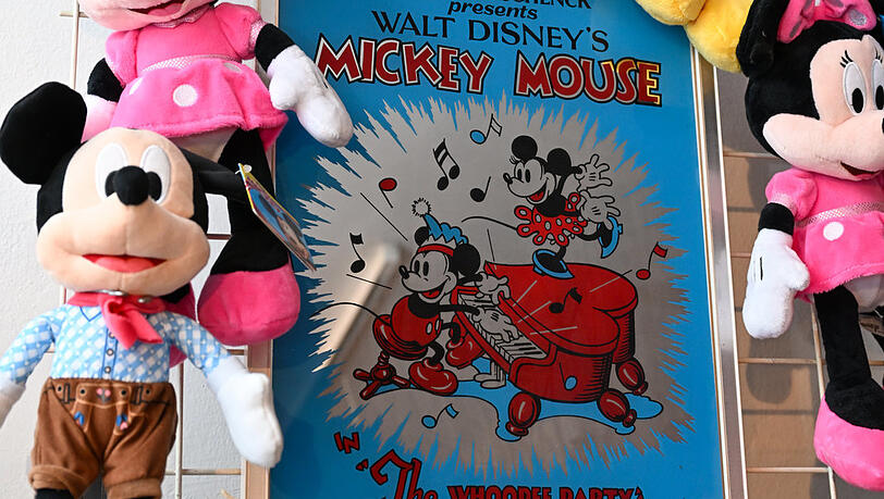 Einer der ersten Läden in München mit Mickey-Maus-Merchandise: Auch heute zieren noch ein paar der ikonischen Plüschfiguren den Laden. Einer der ersten Läden in München mit Mickey-Maus-Merchandise: Auch heute zieren noch ein paar der ikonischen Plüschfiguren den Laden.