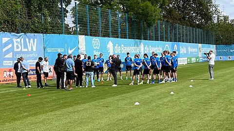 Hasan Ismaik spricht zur Löwen-Mannschaft.