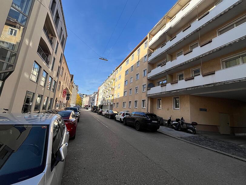 Die Wohnung befindet sich in der Rottmannstraße (Maxvorstadt). Das Haus ist nichts Besonderes: ein Bau aus den 50ern.