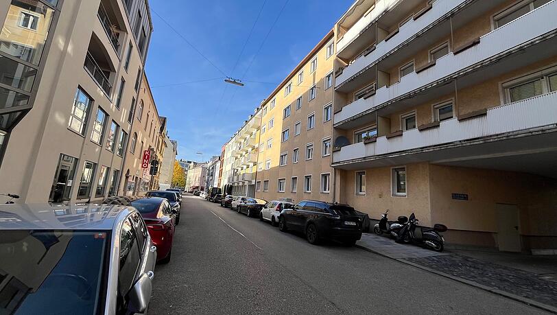 Die Wohnung befindet sich in der Rottmannstraße (Maxvorstadt). Das Haus ist nichts Besonderes: ein Bau aus den 50ern.